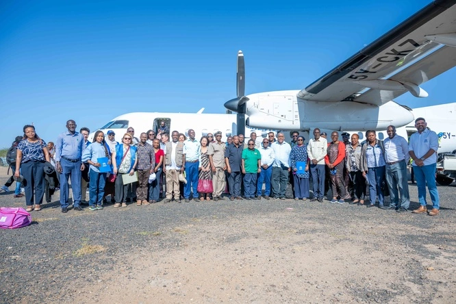 UNHCR staff member assists refugees in the field
